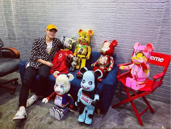 Bộ sưu tập Bearbrick của nam cầu thủ lên đến con số hàng trăm triệu đồng với những phiên bản độc đáo như Iron Man, Harley Quinn,...