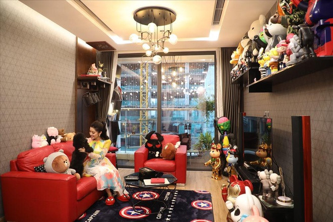 "Để lấy về được một chú Bearbrick phiên bản đặc biệt rất mất công, My phải nhờ một người quen mang về từ Nhật Bản. Dù hơi khó khăn, khi cầm món đồ chơi trên tay cảm giác rất vui" - Người đẹp chia sẻ.