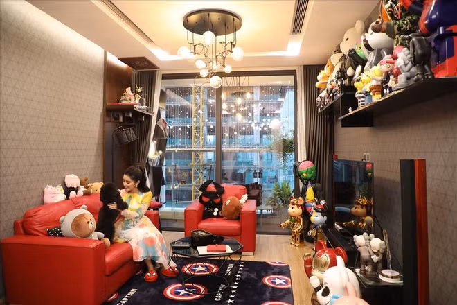 "Để lấy về được một chú Bearbrick phiên bản đặc biệt rất mất công, My phải nhờ một người quen mang về từ Nhật Bản. Dù hơi khó khăn, khi cầm món đồ chơi trên tay cảm giác rất vui" - Người đẹp chia sẻ.