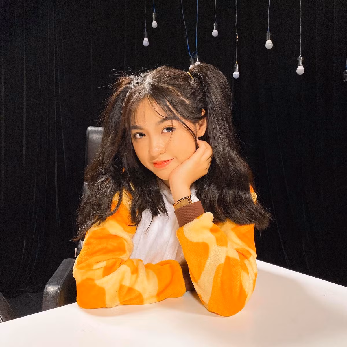 "Thảm họa mạng xã hội mà mơ mình trở thành ngọc nữ như Lan Ngọc hả? Mong muốn thấp thấp thôi em, trèo cao ngã đau lắm", "Có biết Ninh Dương Lan Ngọc hiện là nữ diễn viên đắt show và được yêu mến nhất nhì showbiz Việt không? Người ta vừa đẹp, vừa giỏi còn bản thân mình thì sao?" - Dân mạng gay gắt chỉ trích hot girl "bắp cần bơ".