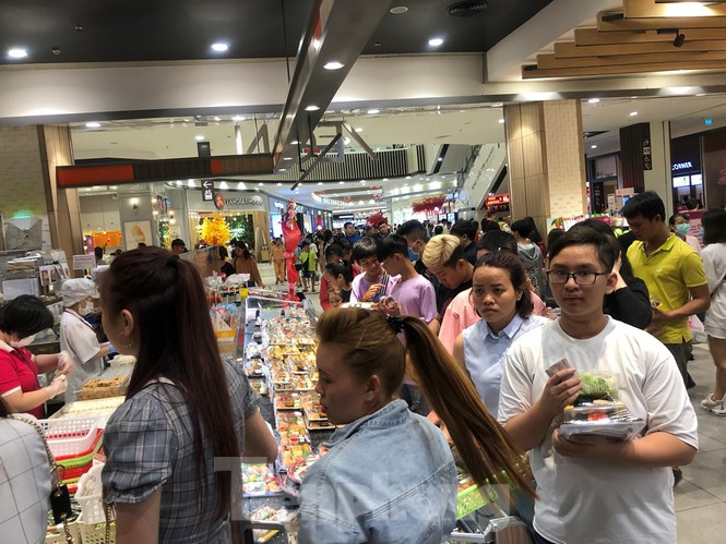 Tại khu thức ăn nhanh, hàng người dài xếp hàng lựa chọn và chờ tính tiền.