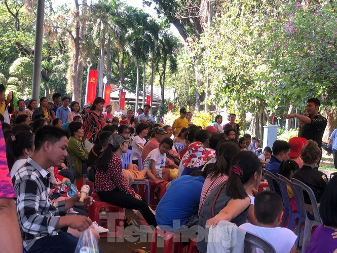 Khu vực xem các chương trình văn nghệ, biểu diễn nghệ thuật không còn ghế trống.