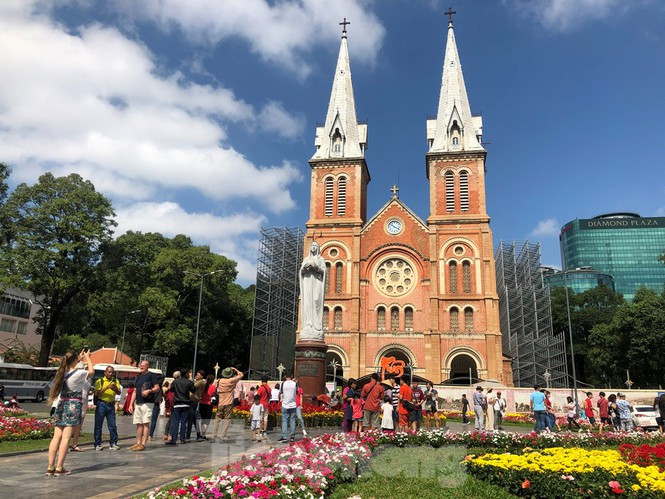 Khu vực Nhà thờ Đức Bà, đông đảo du khách đến chụp hình trong ngày mùng 5 Tết