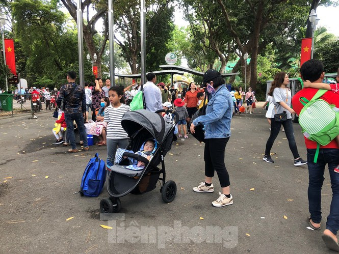 Các em nhỏ được trang bị xe đẩy, che chắn cẩn thận để tránh nắng.