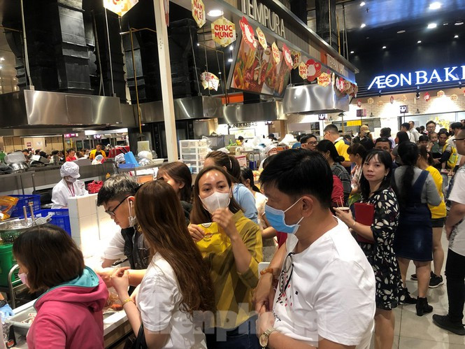 Khách đến mua thức ăn cũng đeo khẩu trang để tự bảo vệ mình trước dịch cúm