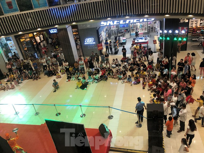 Anh Lâm Văn Nhu (ngụ Q.Bình Tân) vui vẻ: "Những ngày này, Sài Gòn nắng nóng, dịch cúm do virus corona chưa có vắc-xin phòng ngừa khiến tôi lo lắng đưa các con ra ngoài. Vào trung tâm thương mại vui chơi vừa mát mẻ, không nắng nôi sẽ yên tâm hơn".