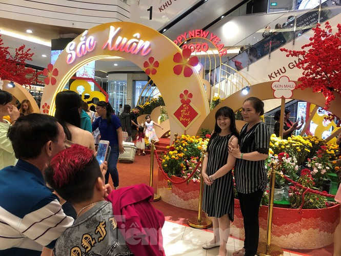 Ở các trung tâm mua sắm như Aeon, Sài Gòn Center, Vạn Hạnh mall, Vincom..., du khách cũng tấp nập vào vui chơi, ăn uống.