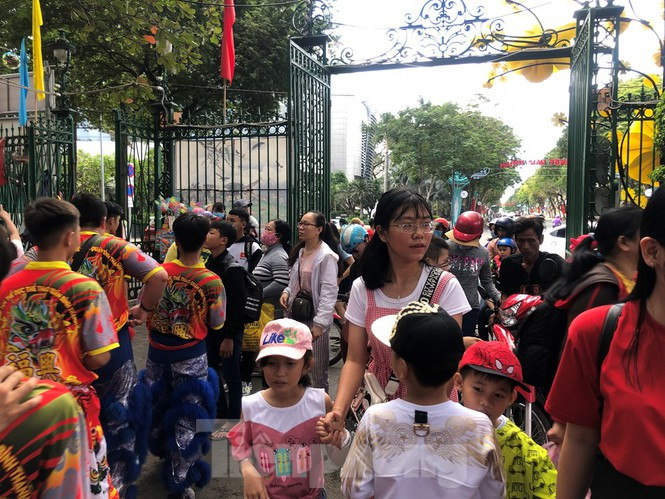 Nghìn nghịt người xếp hàng vào cổng.