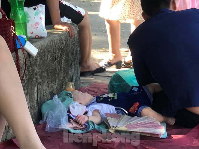 Một em bé ngủ ngon lành sau buổi đi chơi.