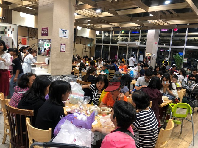 Các bán ăn đều không còn chỗ trống.