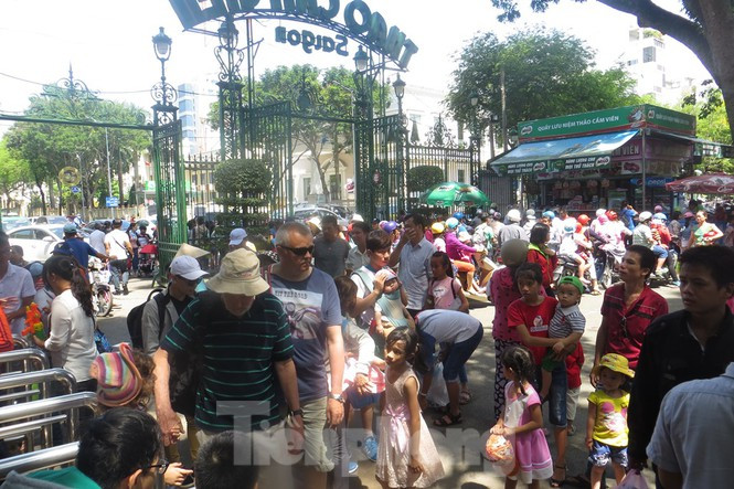 Những khu du lịch như Suối Tiên, Đầm Sen, Thảo Cầm Viên sáng ngày 29/1 đông nghẹt người đến vui chơi.