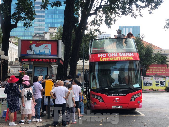 Xe bus 2 tầng mui trần dù chỉ mới đưa vào hoạt động nhưng rất đông khách sử dụng.