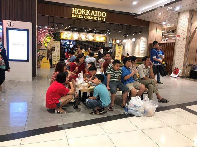 Không còn chỗ ngồi, nhiều du khách tận dụng ghế ngồi nghỉ chân để... mở tiệc.