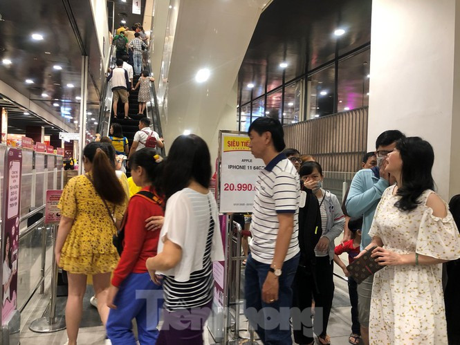 Thang máy đông nghẹt người.