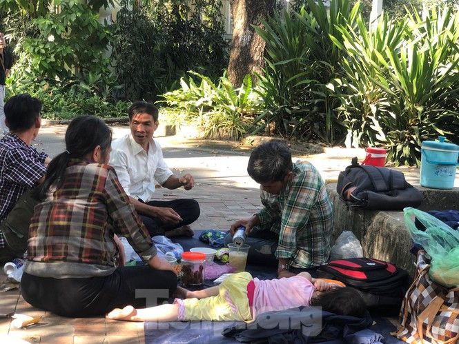 Nhiều gia đình còn tổ chức nhậu nhẹt ngay trong khu vui chơi.