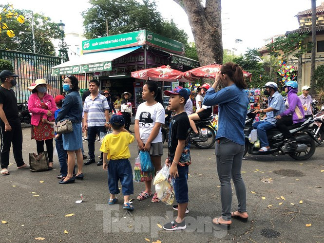 Một gia đình chuẩn bị nhiều đồ ăn để vui chơi cả ngày ở Thảo Cầm Viên.