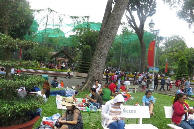 Một số người trải bạt ngay trê thảm cỏ, xí phần trước để buổi trưa nghỉ chân