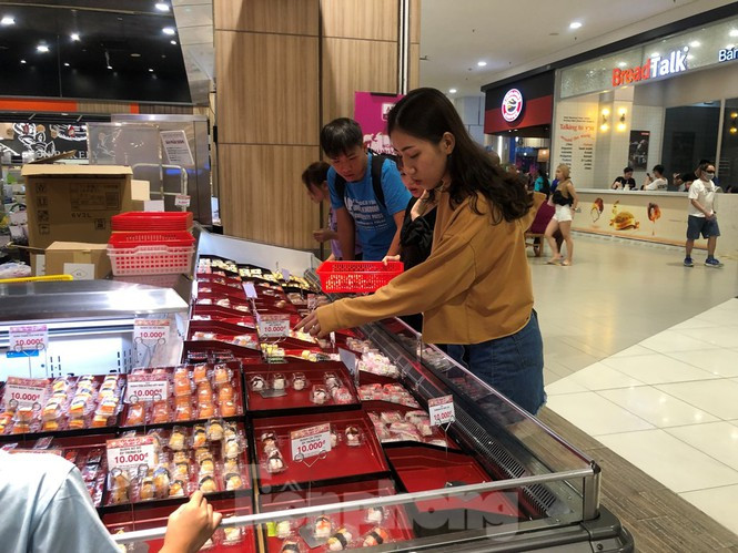 Thức ăn liên tục đưa lên nhưng cũng nhanh chóng vơi