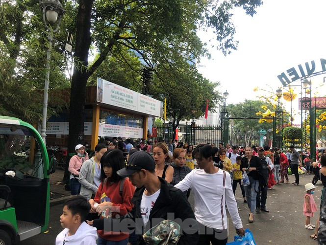 Ngàn lượt người tay xách nách mang, chen chân xếp hàng mua vé vào các khu vui. Anh Bình (ngụ Q.Bình Thạnh) cho biết: "Tôi trở lại Sài Gòn sớm để tránh kẹt xe. Hôm nay có quá đông người đến các trung tâm, khu vui chơi khiến những nơi này trở nên quá tải".