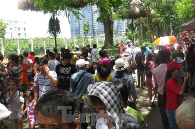 Trời năng nóng kèm theo lượng người quá đông khiến không khí thêm ngột ngạt