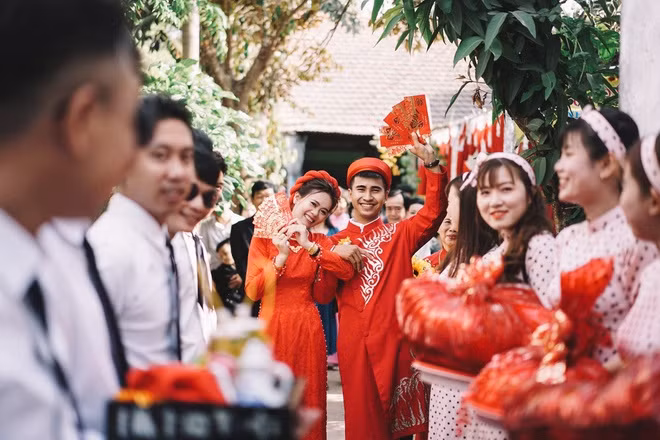 “Mình vẫn thường chia sẻ phóng sự cưới được khách cho phép lên mạng. Tuy nhiên, bộ này vừa đăng thì lượt like và share tăng nhanh chóng mặt. Cô dâu, chú rể cũng bất ngờ hỏi mình có hack like không, sao mọi người kết bạn nhiều thế”, anh Khang vui vẻ nói.