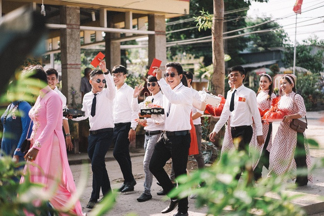 Theo nhiếp ảnh gia 32 tuổi, có lẽ sự dễ thương, giản dị của Đang và Đen khiến nhiều người thích thú. “Mình tập trung toàn bộ vào cảm xúc. Các phần trang trí, váy áo hay sảnh tiệc chỉ là thứ yếu. Trước khi chụp, cô dâu - chú rể cũng bày tỏ mong muốn lưu giữ những khoảnh khắc bình dị nhất”, anh nói.