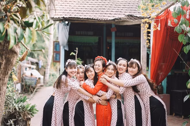 Chia sẻ với Zing, cô dâu Linh Đang cho hay vợ chồng cô bất ngờ khi bộ ảnh cưới của mình được dân mạng chú ý. “Chồng mình cầm điện thoại xem và cười suốt từ hôm đó”, 9X vui vẻ nói. Đang tiết lộ suốt 10 năm đi bộ từ nhà đến trường, cô đều qua nhà chồng, nhưng họ không hề nói chuyện với nhau. Tới ngày 1/1 năm ngoái, khi Đen bình luận vào ảnh trên trang cá nhân, Đang chủ động nhắn tin lại. Do nói chuyện hợp nhau, hai người thành đôi chỉ hơn 1 tuần sau đó.