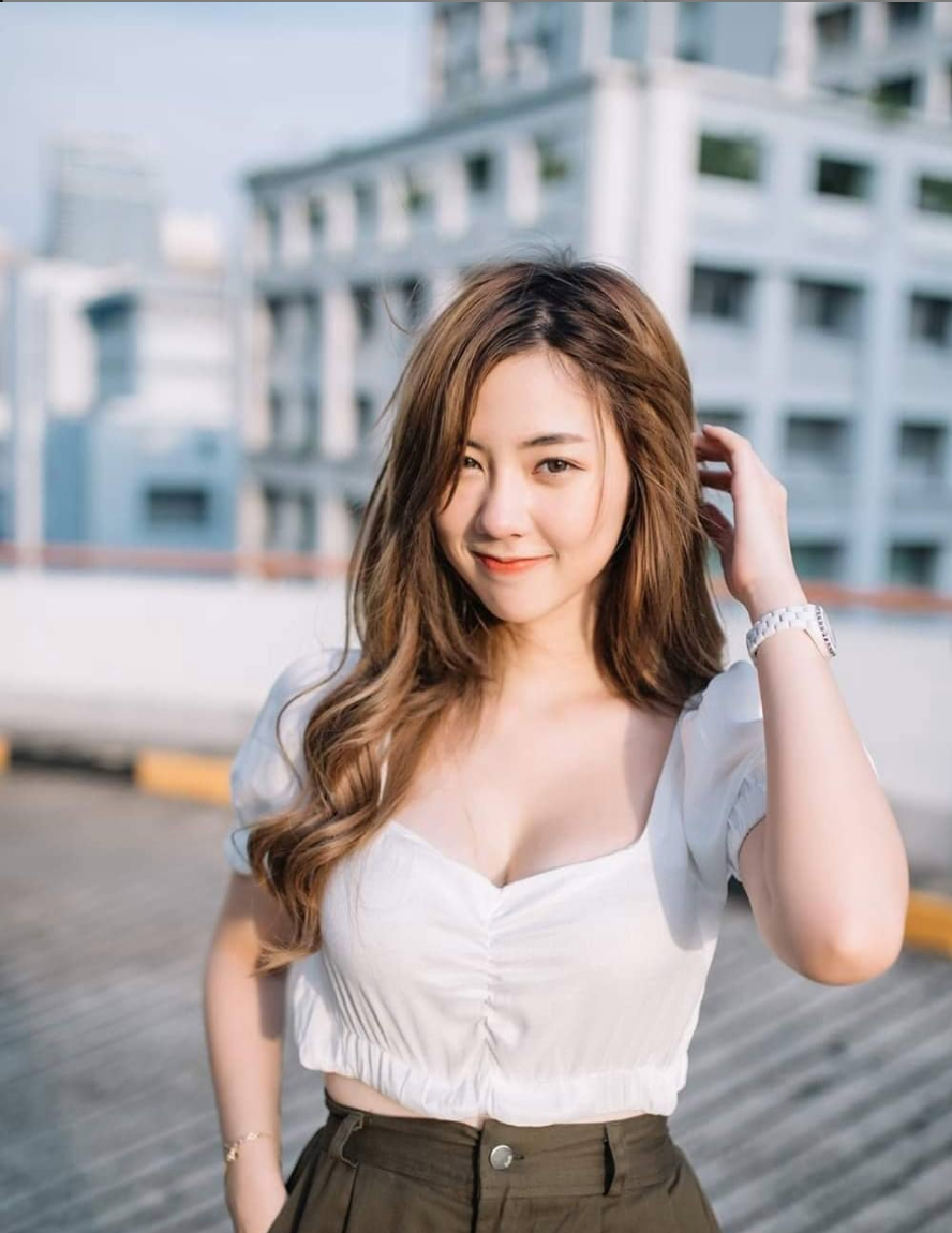 Sau khi nổi tiếng, Nilawan nhận được rất nhiều lời mời làm mẫu ảnh, gương mặt thương hiệu bởi sức ảnh hưởng của cô nàng trên mạng xã hội là quá lớn.