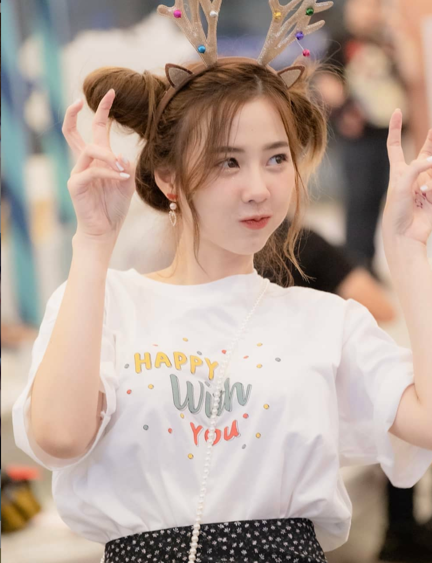 Cô nàng có rất nhiều người hâm mộ không chỉ ở Thái Lan mà còn nhiều nước Châu Á khác như Trung Quốc, Hàn Quốc, Việt Nam,...