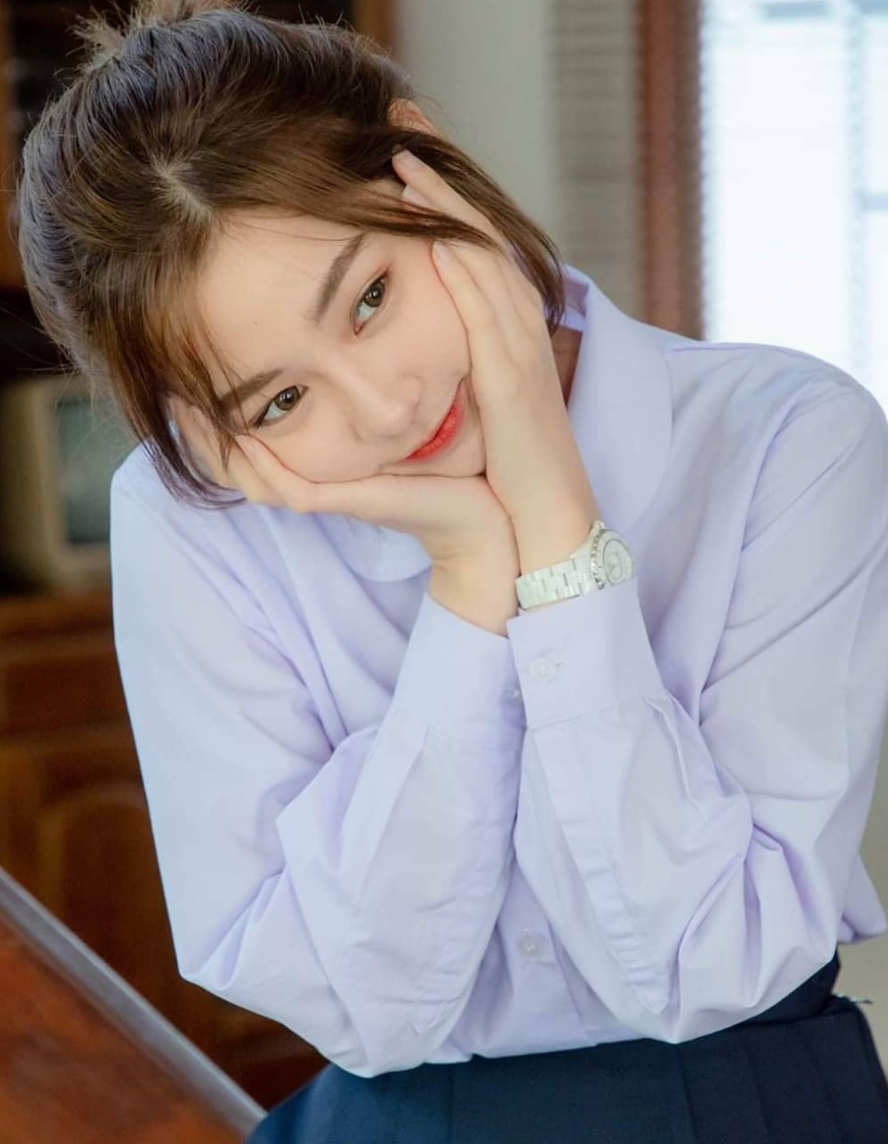 Nilawan Iamchuasawad sở hữu vẻ đẹp trong trẻo như sương mai với đôi mắt to tròn ngây thơ, mũi không quá cao nhưng lại hài hoà với khuôn mặt và nước da mịn màng như trẻ thơ.