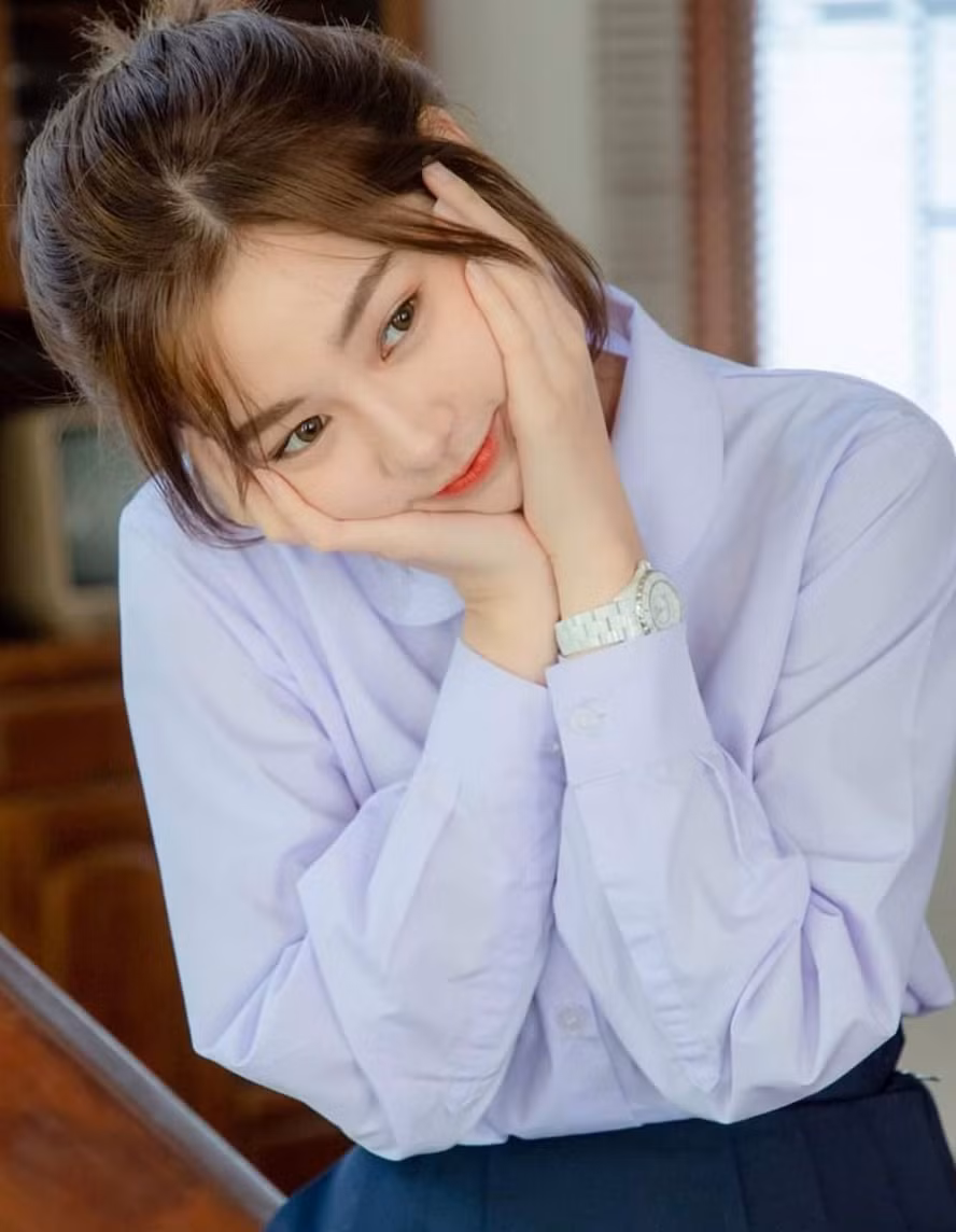 Nilawan Iamchuasawad sở hữu vẻ đẹp trong trẻo như sương mai với đôi mắt to tròn ngây thơ, mũi không quá cao nhưng lại hài hoà với khuôn mặt và nước da mịn màng như trẻ thơ.