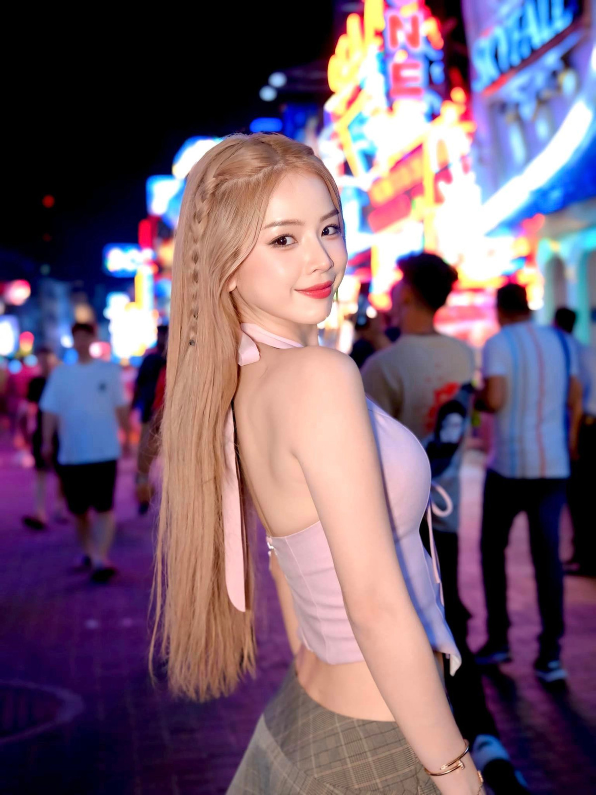 Cô nàng diện chiếc áo theo xu hướng corset hot hit năm nay