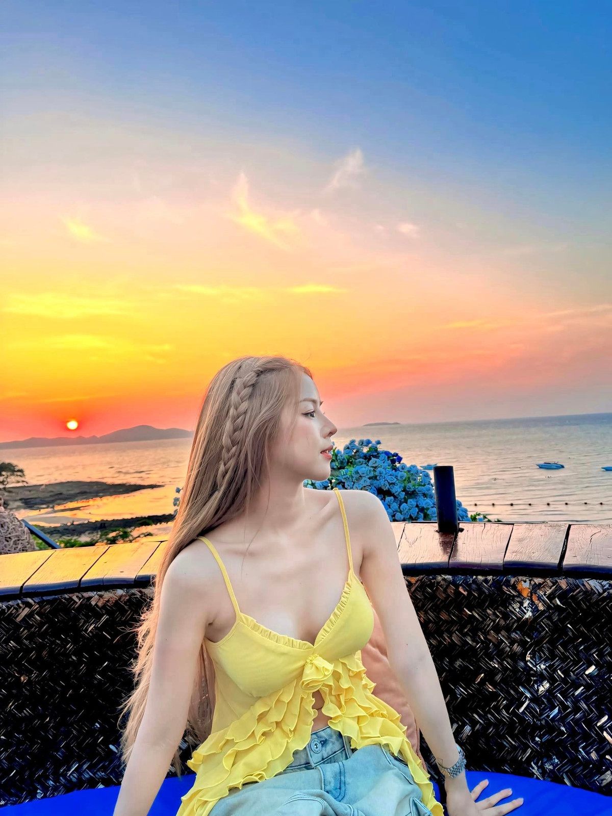 Những trang phục mà cô diện cũng dễ dàng trở thành xu hướng, được rất nhiều cô nàng tìm mua