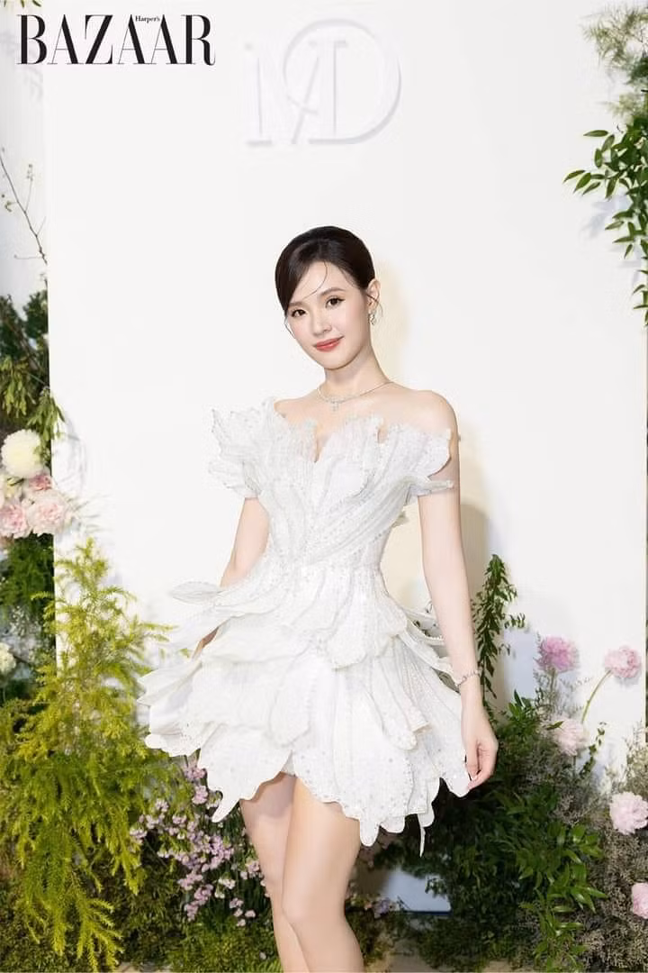 Bên cạnh đó, Midu còn ghi điểm với vóc dáng chuẩn chỉnh, thon gọn.