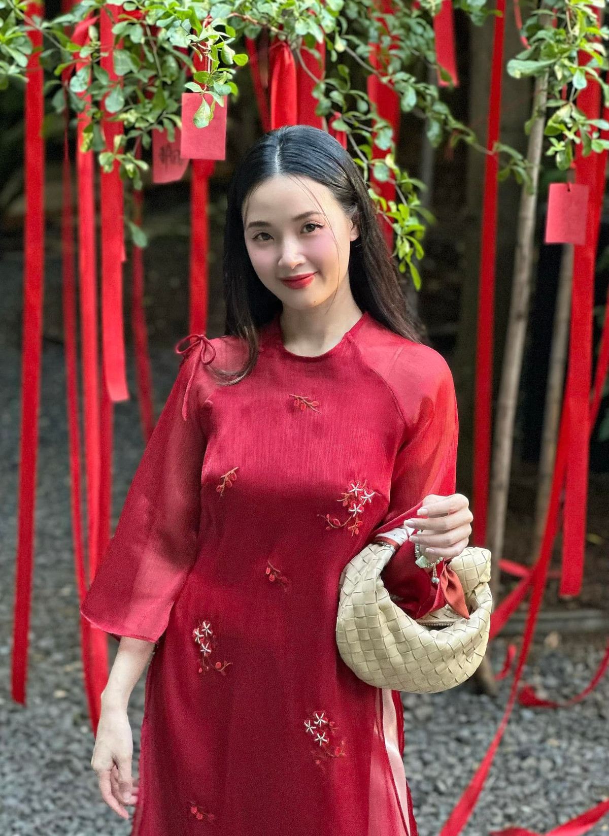 Đồng thời, Midu khuyên người hâm mộ không nên tự ti về những nếp nhăn của tuổi tác mà hãy biết cách yêu thương nó. Cô quan niệm nếp nhăn là những dấu ấn của thời gian nên chỉ cần tự tin và chăm sóc da đẹp nhất ở độ tuổi của bản thân là được.