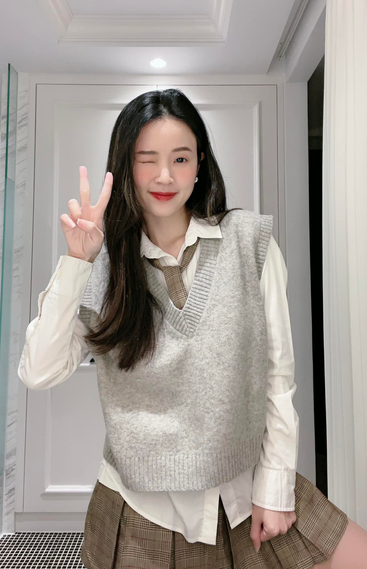 "Việc để mặt mộc thường xuyên cũng là cách để mình thanh lọc da. Để mặt mộc càng nhiều, da sẽ ngày càng khoẻ hơn so với khi trang điểm quá nhiều", Midu từng thổ lộ.