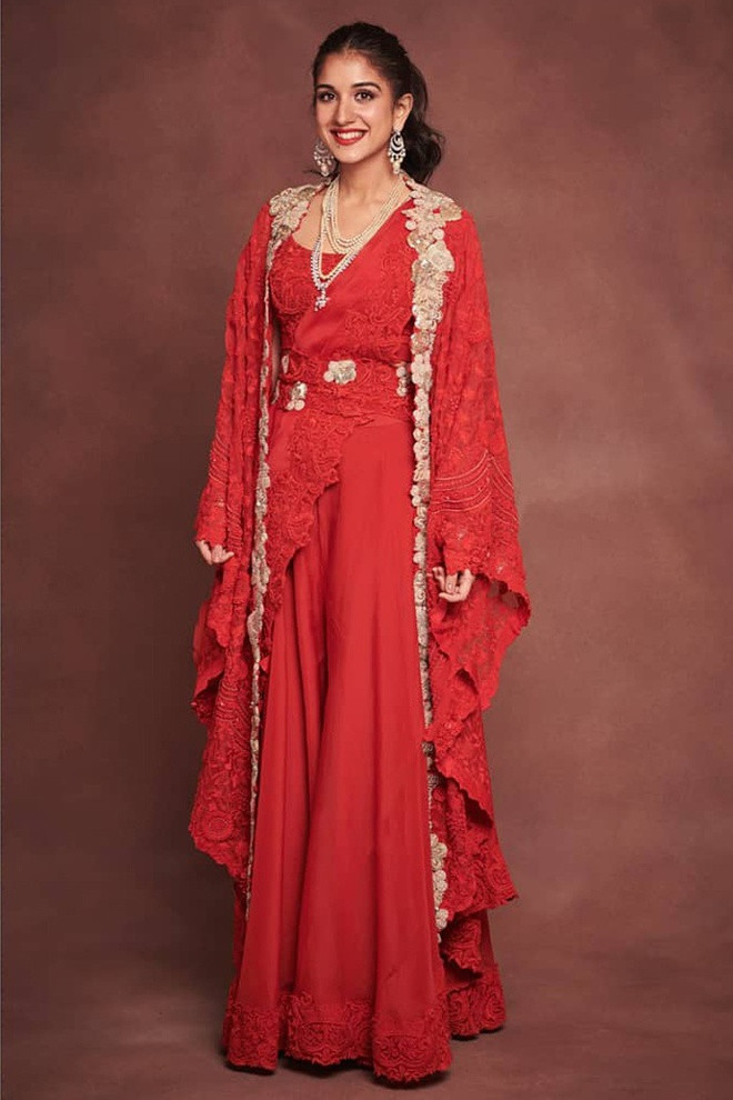 Cô cũng thân thiết với Shloka Mehta - con dâu quý tộc Ambani. Không chỉ xinh đẹp, Radhika còn được khen ăn mặc thời trang, không quá cầu kỳ nhưng vẫn gây ấn tượng.