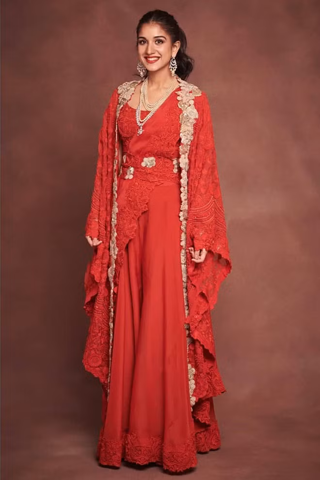 Cô cũng thân thiết với Shloka Mehta - con dâu quý tộc Ambani. Không chỉ xinh đẹp, Radhika còn được khen ăn mặc thời trang, không quá cầu kỳ nhưng vẫn gây ấn tượng.