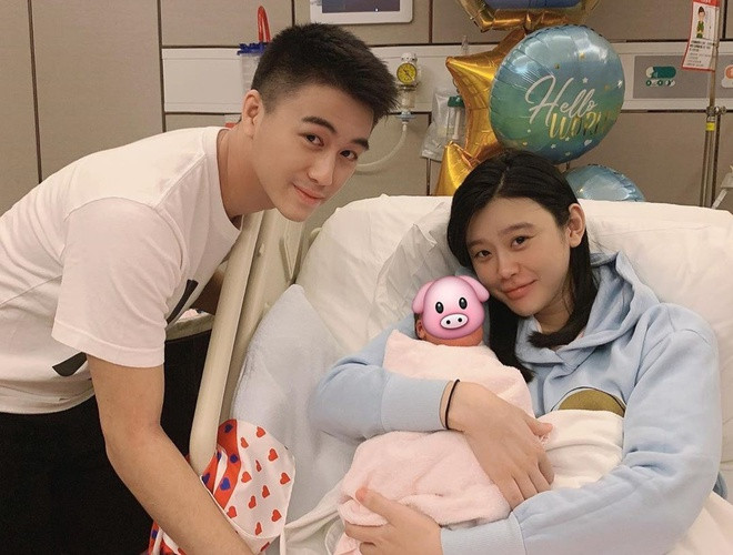 Hề Mộng Dao và thiếu gia kém 6 tuổi Hà Du Quân trở thành vợ chồng từ tháng 7 năm ngoái. Chuyện tình của đôi trai tài gái sắc luôn thu hút sự chú ý của truyền thông. Tháng 10 cùng năm, nàng mẫu 8X hạ sinh quý tử đầu lòng.