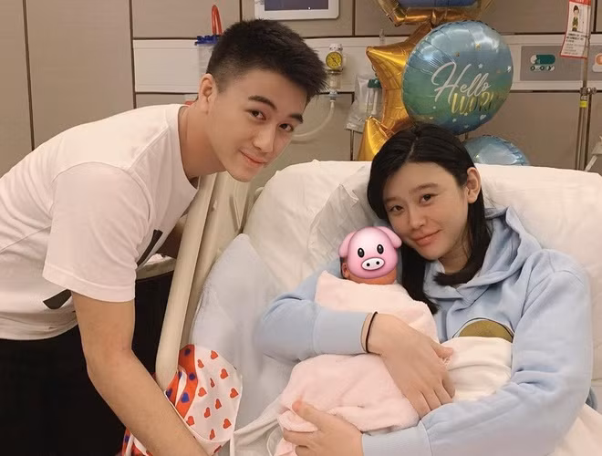 Hề Mộng Dao và thiếu gia kém 6 tuổi Hà Du Quân trở thành vợ chồng từ tháng 7 năm ngoái. Chuyện tình của đôi trai tài gái sắc luôn thu hút sự chú ý của truyền thông. Tháng 10 cùng năm, nàng mẫu 8X hạ sinh quý tử đầu lòng.