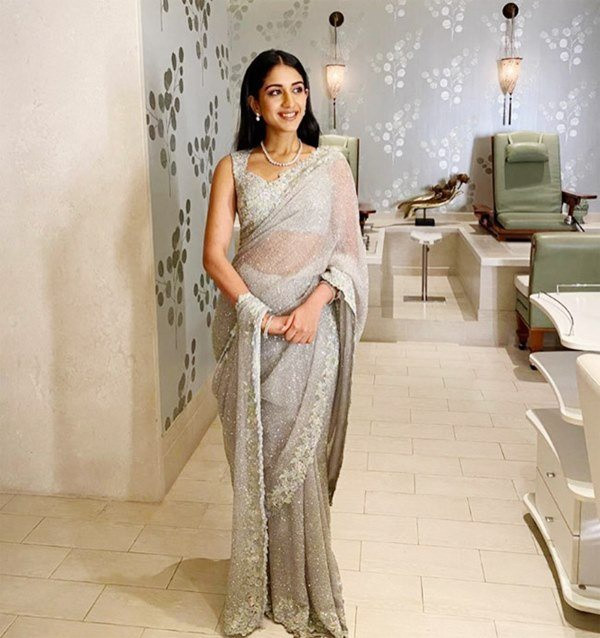 Sau khi tốt nghiệp trường quốc tế École Mondiale, Radhika ghi danh vào Đại học New York (Mỹ) và có bằng cử nhân về Chính trị và Kinh tế. Khi trở về quê nhà, Radhika làm việc cho một công ty bất động sản hàng đầu ở Ấn Độ.