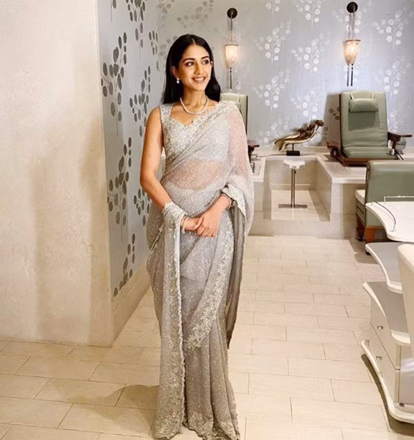 Sau khi tốt nghiệp trường quốc tế École Mondiale, Radhika ghi danh vào Đại học New York (Mỹ) và có bằng cử nhân về Chính trị và Kinh tế. Khi trở về quê nhà, Radhika làm việc cho một công ty bất động sản hàng đầu ở Ấn Độ.