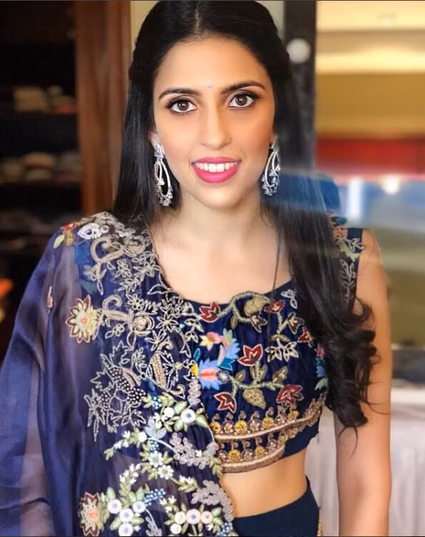 Năm 2013, Shloka tốt nghiệp Đại học Princeton (Mỹ) với tấm bằng cử nhân ngành Nhân chủng học. Sau đó, cô hoàn thành tấm bằng thạc sĩ tại Học viện Kinh tế London (Anh).