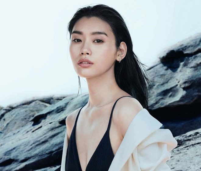 Hề Mộng Dao (Ming Xi, sinh năm 1989) là con dâu tiếng tăm bậc nhất showbiz Hoa ngữ của tỷ phú sòng bạc quá cố Hà Hồng Sân.