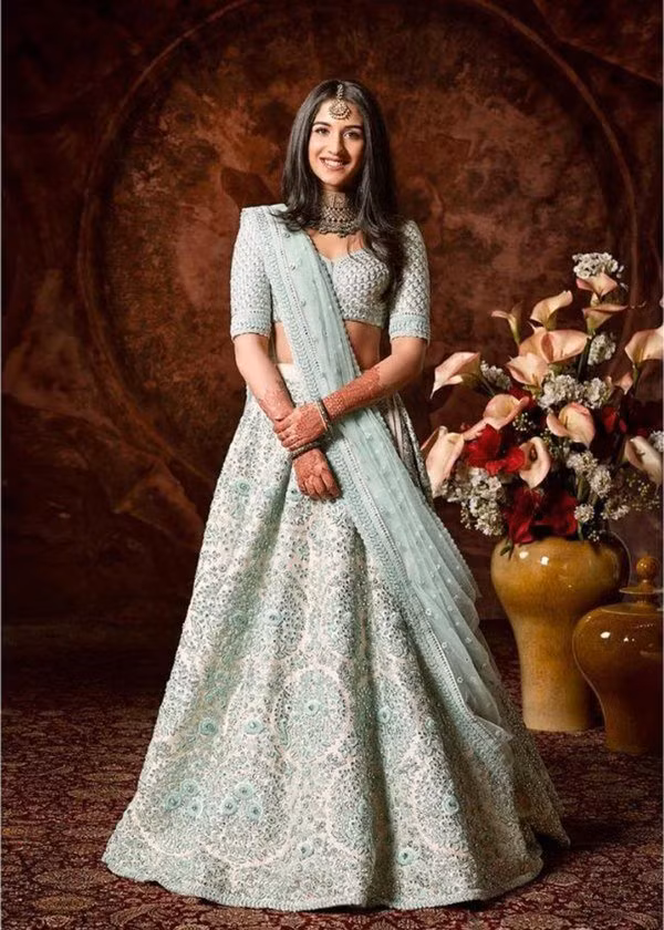 Radhika và Anant là bạn từ thời thanh mai trúc mã và đính hôn gần đây. Dự kiến, một lễ cưới xa hoa, hoành tráng của 2 người sẽ được tổ chức vào cuối năm nay. Radhika được lòng mẹ chồng tương lai - bà Nita Ambani.