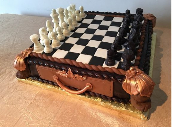 Để làm ra chiếc bánh kem hình bàn cờ này chắc hẳn người thợ tốn không ít công sức vì độ cầu kì, tỷ mỉ trong màu sắc và tạo hình từng quân cờ. Trông như thế này thì ai dám ăn cơ chứ?