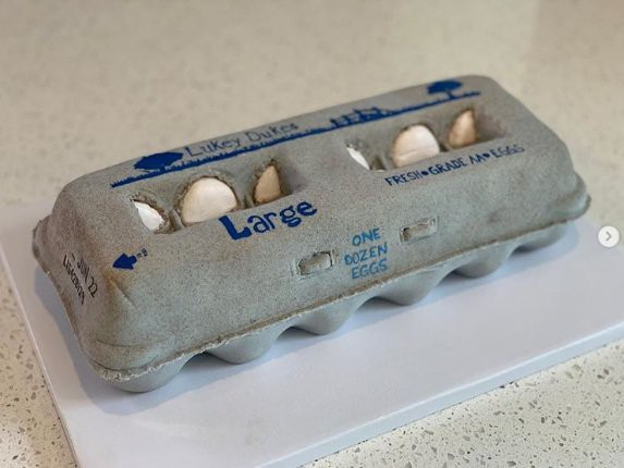 Không chỉ cần có một cốt bánh ngon, những chiếc bánh kem này yêu cầu thợ phải thật khéo léo trong các công đoạn cắt tạo hành, pha màu kem cũng phải cực kỳ chính xác.