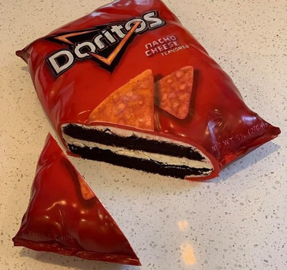 "Gói bim bim" tỉ mỉ tới từng nếp gấp, nếu không nói chắc chắn chẳng ai nhận ra đây thực chất là một chiếc bánh.