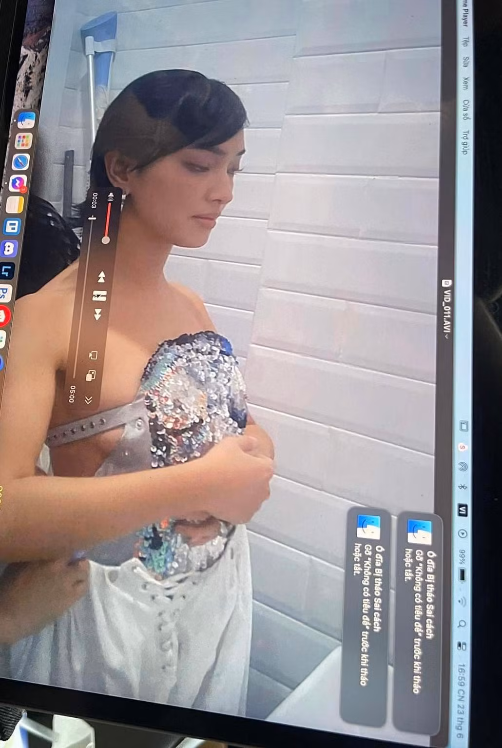 Nữ fashionistar kể lại tường tận vụ việc trên trang Facebook cá nhân: "Nạn nhân của camera quay lén! Đã biết bao nhiêu lần, những thước phim riêng tư của các cô gái là nạn nhân của quay lén bị phát tán tràn lan trên mạng, mình luôn cảm thấy vô cùng thương xót cho những nạn nhân đó. Mình luôn hình dung nếu mình không may rơi vào tình huống đó thì mình sẽ hoang mang tột cùng thế nào và luôn cố gắng cẩn thận nhìn ngó trước sau khi vào những chỗ công cộng. Vậy mà lần đầu tiên trong 10 năm làm nghề, chính mình lại trở thành nạn nhân."