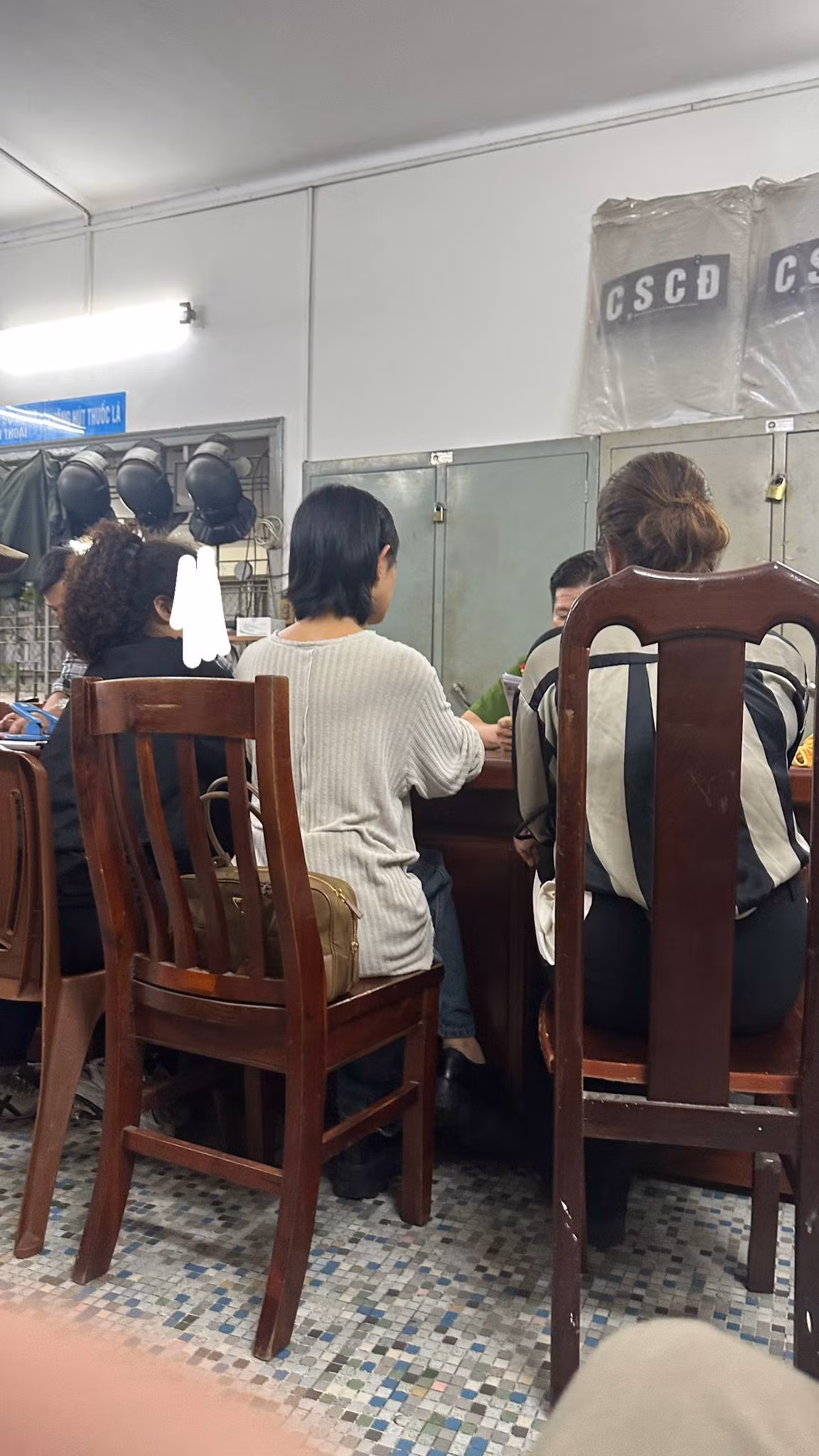 Dưới phần bình luận Châu Bùi cũng đăng nhiều clip đối chất với thủ phạm. Rất nhiều người đã vào tỏ thái độ bức xúc và đồng cảm với nỗi hoảng sợ cũng như cách xử lý thượng tôn pháp luật của nữ fashionista.